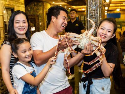 Hình Ảnh Khách Hàng Đến Với Kingcrab Restaurant